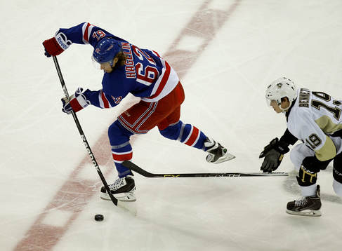 New York Rangers Carl Hagelin (L) takes the puck in front