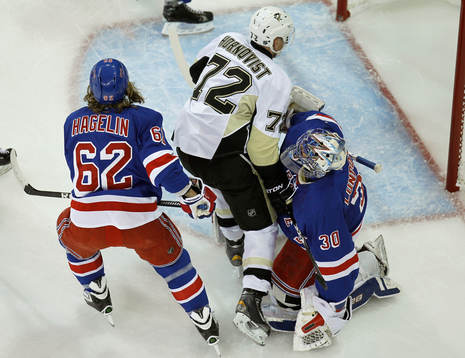Pittsburgh Penguins Patrick Hörnqvist (C) collides with