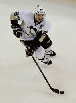 Pittsburgh Penquins Sidney Crosby skate with the puck