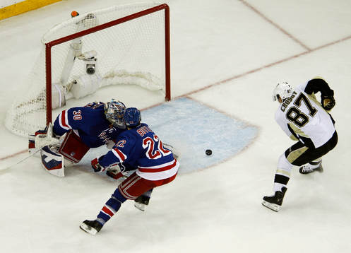 Pittsburgh Penguins Sidney Crosby (R) scores a goal past