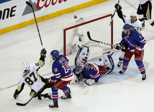 Pittsburgh Penguins Sidney Crosby (L) celebrates scoring a