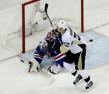 Pittsburgh Penguins Patric Hörnqvist (R) celebrates a goal