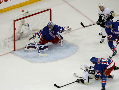 Pittsburgh Penguins Sidney Crosby (bottom) scores his