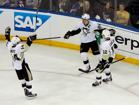Pittsburgh Penguins Sidney Crosby (C) celebrates scoring