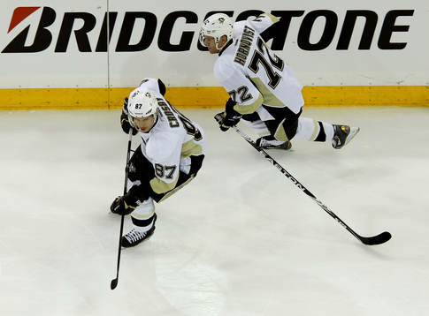 Pittsburgh Penguins Patric Hörnqvist (R) and Sidney Crosby