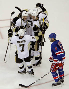 Pittsburgh Penquins Chris Kunitz (14) celebrates scoring a
