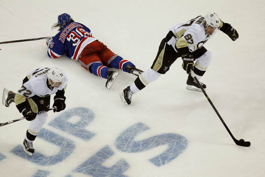Pittsburgh Penguins Sidney Crosby (R) and Patric Hörnqvist