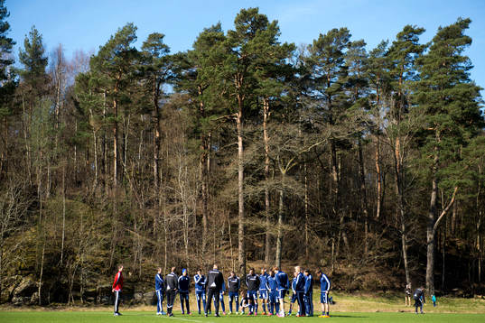 Laget samlas innan en fotbollsträning med IFK Göteborg