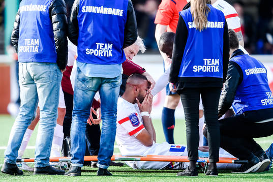Assyriska Kyle Konwea lämnar planen skadad