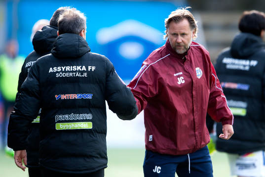 Utsiktens tränare Janne Carlsson tar i hand med Assyriskas