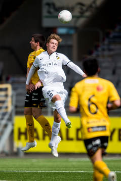 Häckens Albin Skoglund i nickduell med Elfsborgs Ibrahim