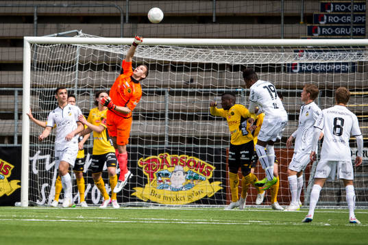 Elfsborgs målvakt Markus Fröjd boxar undan bollen