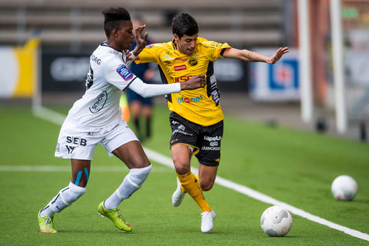Kamp mellan Häckens Kwame Sanna och Elfsborgs Rami Dridi