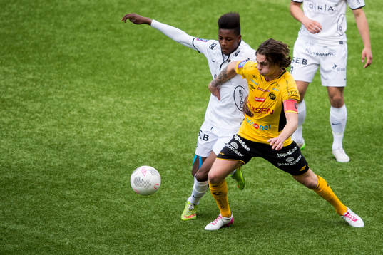 Kamp mellan Elfsborgs Rasmus Rosenqvist och Häckens Kwame