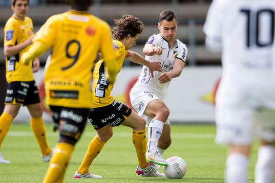 Kamp mellan Häckens Robert Lipovac och Elfsborgs Rasmus