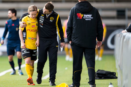 Elfsborgs tränare kramar om Jonas Ganning vid byte