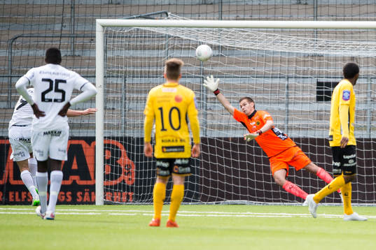 Häckens Robert Lipovic gör 5-2 på straff