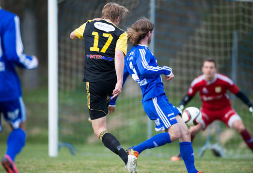 IFK Hässleholms Filip Ranmo skjuter i matchen i division 2