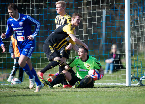 IFK Hässleholms Ekrem Dibrani tackar målvakt Krenar Ejupi