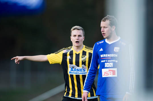 IFK Hässleholms Danny Gunnarsson dirigerar i matchen i