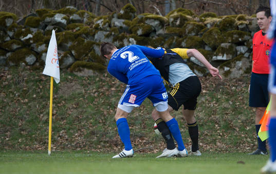 Kamp vid hörnflaggan i matchen i division 2 mellan Asarum