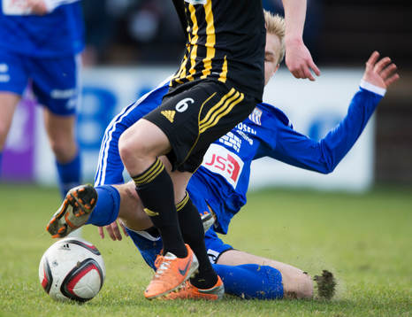 Glidtackling i matchen i division 2 mellan Asarum och IFK