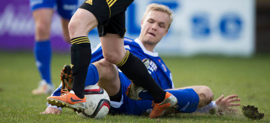 Glidtackling i matchen i division 2 mellan Asarum och IFK