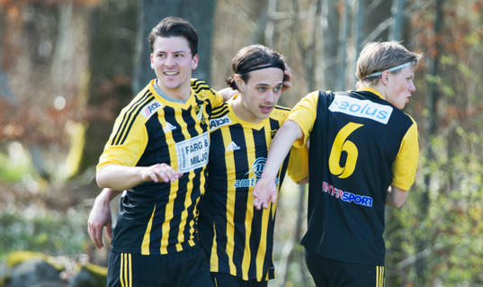 IFK Hässleholms Karim Al-Asi har gjort 1-2 och grattas i
