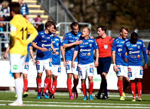 Åtvidabergs Månz Karlsson kramar om Kristian Bergström