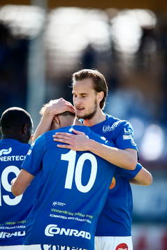 Åtvidabergs Månz Karlsson kramar Mauricio Albornoz