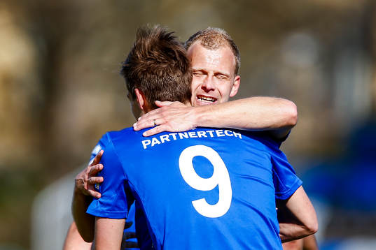 Åtvidabergs Victor Sköld kramas om utav  Kristian