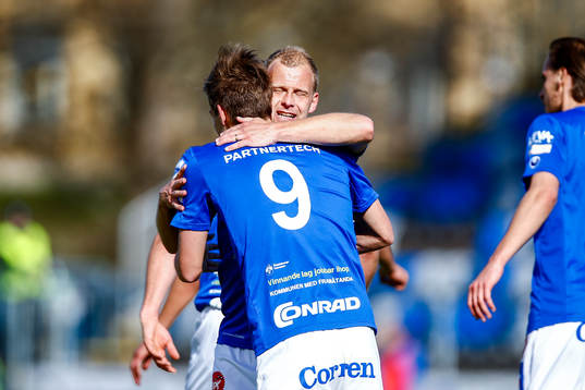 Åtvidabergs Victor Sköld kramas om utav Kristian