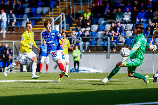 Åtvidabergs Victor Sköld gör 3-0 bakom Falkenbergs