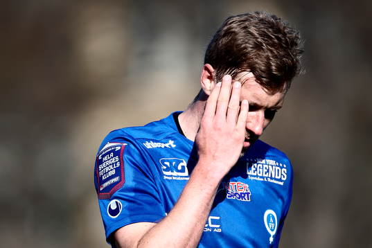 Åtvidabergs Daniel Hallingström lämnar planen