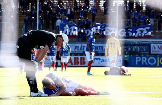 Åtvidabergs målvakt Henrik Gustavsson pratar med liggande