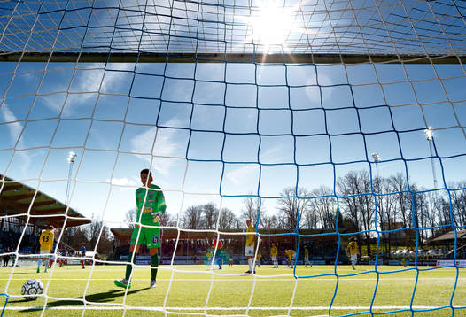 Falkenbergs målvakt Otto Martler hämtar bollen i målet
