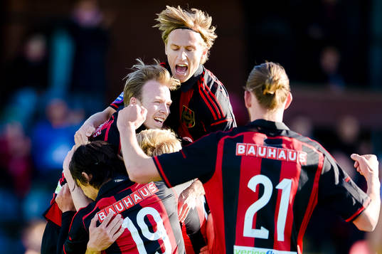 Brommapojkarnas spelare jublar