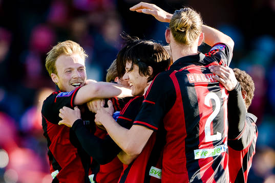 Brommapojkarnas spelare jublar