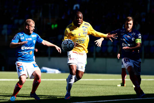 Falkenbergs Hakeem Araba framför Åtvidabergs mål, mellan