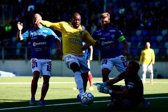 Falkenbergs Hakeem Araba framför Åtvidabergs mål, mellan