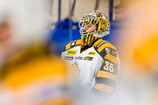 Skellefteås målvakt Markus Svensson blundar