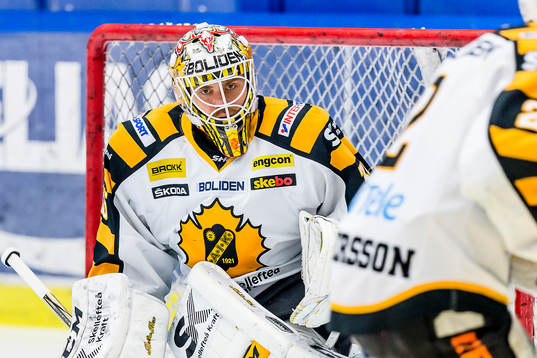 Skellefteås målvakt Markus Svensson värmer upp