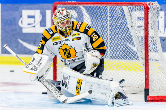 Skellefteås målvakt Markus Svensson värmer upp