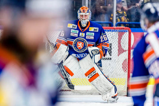 Växjös målvakt Stefan Steen värmer upp