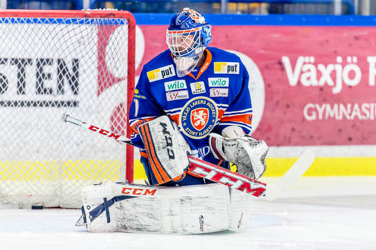 Växjös målvakt Thomas Lillie värmer upp