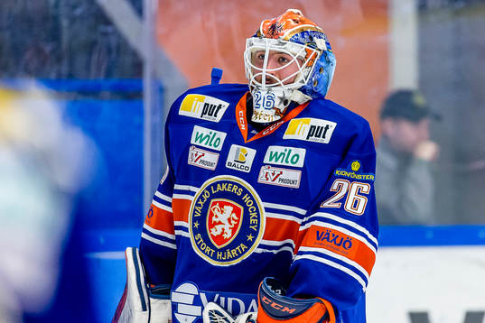 Växjös målvakt Stefan Steen värmer upp
