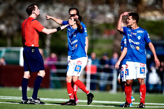 Åtvidabergs spelare i dispyt med domaren