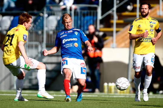 Åtvidabergs Kristian Bergström mellan Falkenbergs Dan