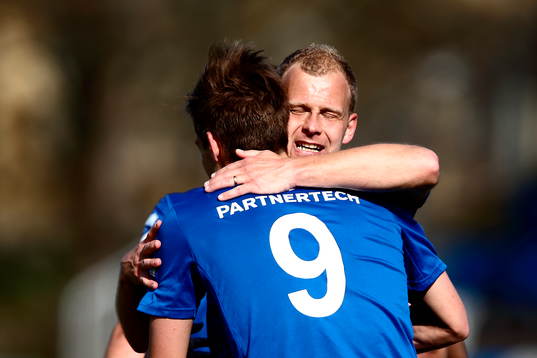 Åtvidabergs Kristian Bergström kramar om Victor Sköld