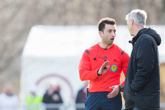 Domaren Diako Behnam i diskussion med Varbergs  tränare